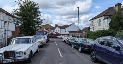 Fureur dans une ville britannique : une rue entière bloquée par les voitures rouillées d’un accumulateur, bien qu’il n’y vive pas !