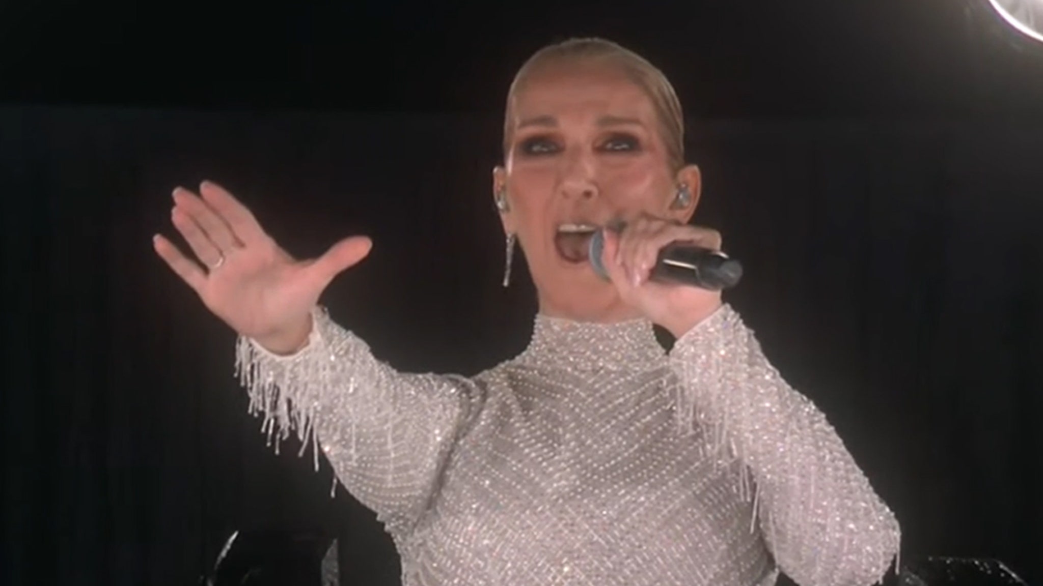 Céline Dion Émeut le Public lors de la Cérémonie d’Ouverture des Jeux Olympiques !