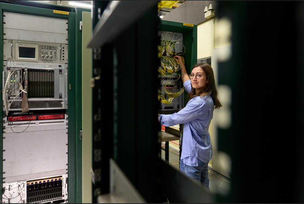 L’Ingénieur qui Capture les Particules au LHC : Une Aventure Scientifique Fascinante !