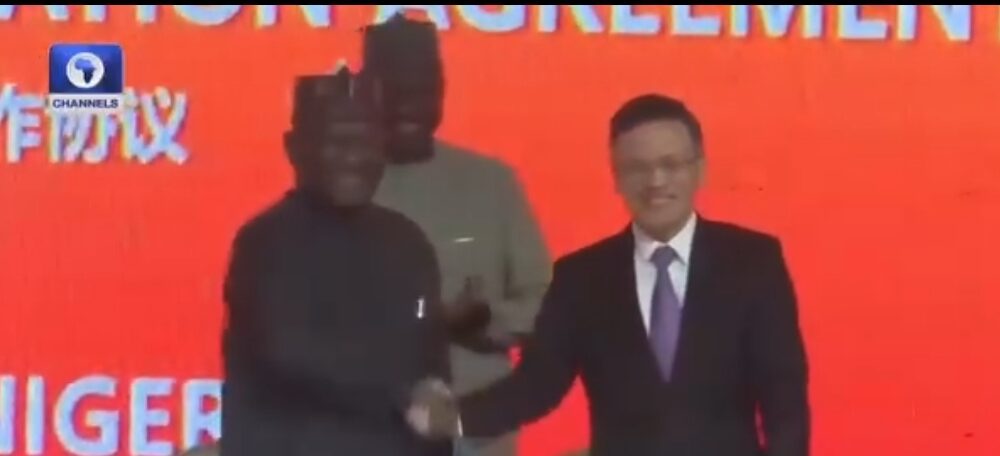 Vidéo : F.G dévoile les avantages pour le Nigeria suite à la signature d’un contrat entre le groupe BUA et CIBM pour la construction d’une nouvelle usine de ciment !