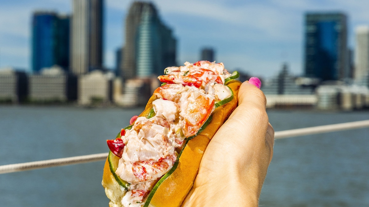 L’Incroyable Épopée du Lobster Roll : Comment il est Devenu le Plat Iconique de la Nouvelle-Angleterre !