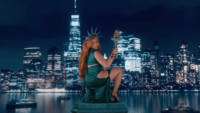 Ice Spice se déhanche en Lady Liberty dans le clip « Oh Shhh… » avec Travis Scott !