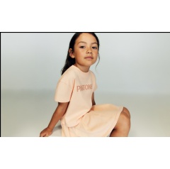 H&M dévoile une collection de vêtements pour enfants en collaboration avec Pantone™ : une explosion de couleurs à découvrir !