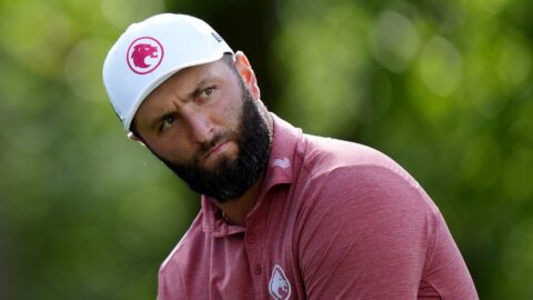 Jon Rahm et son caddie s’en prennent aux fans après des cris pendant son backswing : ‘Espèce d’imbécile !