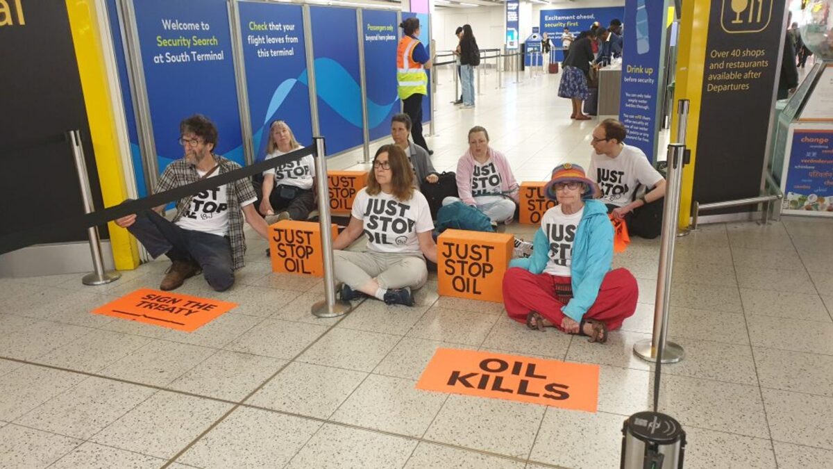 Des militants de Just Stop Oil bloquent les portes de départ à l’aéroport de Gatwick : un acte de défi pour l’environnement !