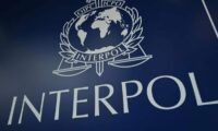 Interpol Publie un Avis Rouge pour un Promoteur de Crypto à Hong Kong Impliqué dans une Escroquerie de 384 000 $