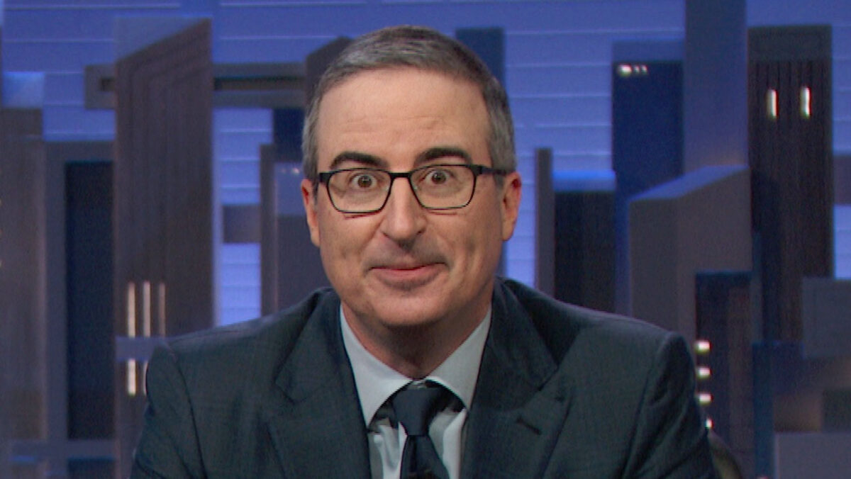 John Oliver Croit au Rumeur du Canapé de J.D. Vance : “Jamais Vu Quelqu’un Avec Autant d’Énergie de Canapé