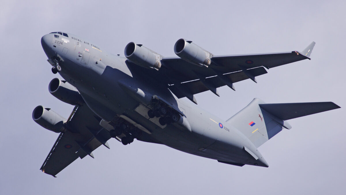 Qui fabrique les moteurs du C-17 Globemaster III et quelle est leur puissance impressionnante ?