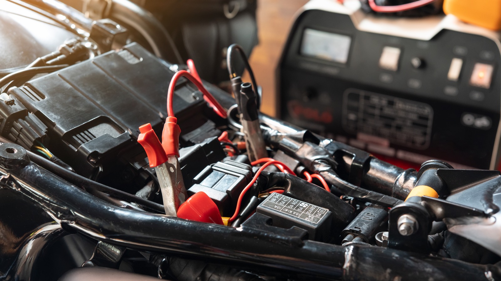 AGM ou Batteries Lithium : Comment Choisir la Meilleure pour Votre Moto ?