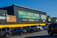 Le Mur de la renommée : Wall Drug face aux défis des pharmacies rurales