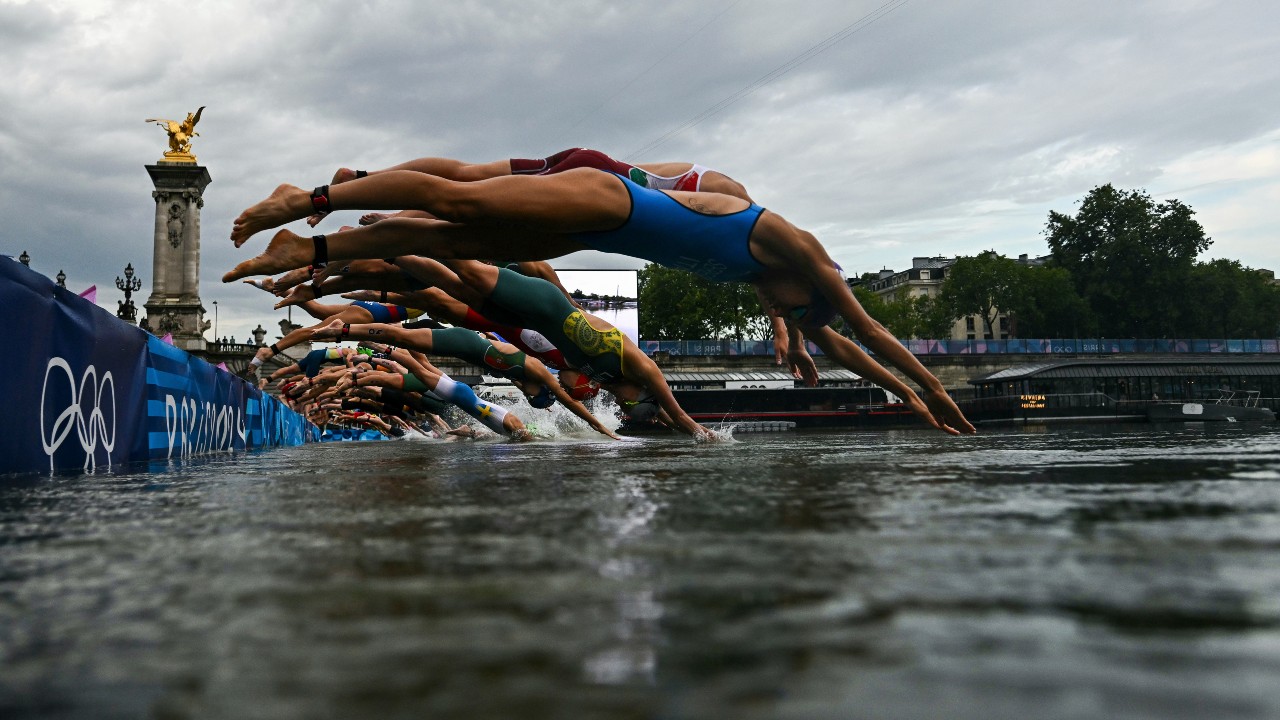 Champion olympique français et président défendent la Seine après une triathlon controversé