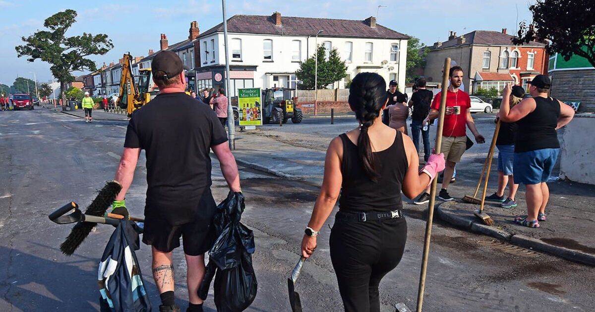 « ‘Ça vous rend malade !’ Les habitants de Southport dénoncent les émeutiers de l’EDL pendant que des enfants nettoient le désordre »