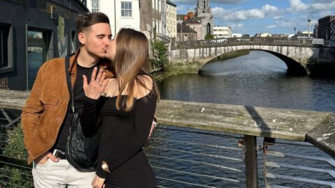 Sur les ailes de l’amour : un couple ukrainien se fiance en plein vol au-dessus de Cork