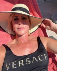 Vicki Gunvalson, star de ‘RHOC’, poursuivie par une femme de 74 ans pour abus financier et fraude envers les personnes âgées !