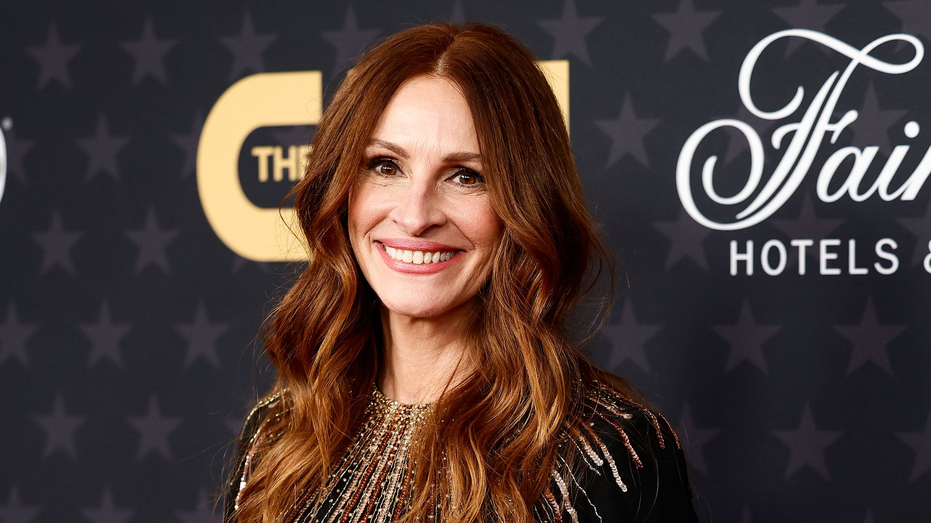 Julia Roberts se blottit contre son mari Danny Moder dans une mini robe lors d’un moment complice à Wimbledon !