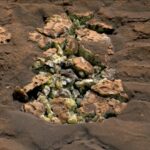 « Découverte Étonnante : Le Rover Curiosity de la NASA Dévoile des Cristaux Jaunes Mystérieux sur Mars »