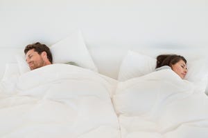 Votre partenaire perturbe-t-il votre sommeil ? Découvrez la méthode scandinave pour des nuits paisibles et réparatrices !