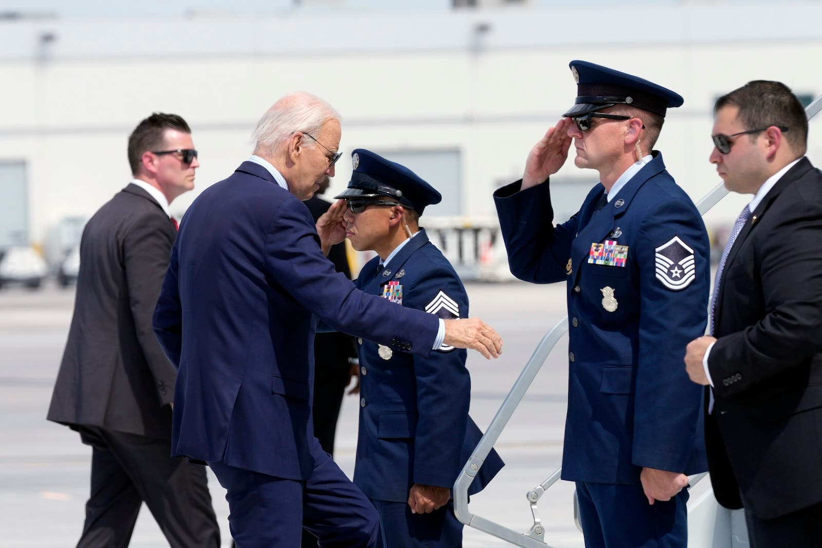 Biden Teste Positif au COVID-19 : Quelles Sont les Conséquences ?