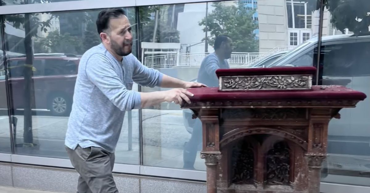 Incendie à la Première Église Baptiste de Dallas : Un Miracle Étonnant Sauve le Pulpit Historique !