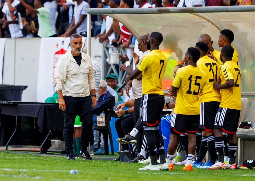 NELSPRUIT, AFRIQUE DU SUD - 24 FÉVRIER : Jose Riveiro des Orlando Pirates lors du match de la Nedbank Cup, dernier tour de 32 entre Crystal Lake FC et Orlando Pirates au Mbombela Stadium le 24 février 2024 à Nelspruit, Afrique du Sud. (Photo par Dirk Kotze/Gallo Images)