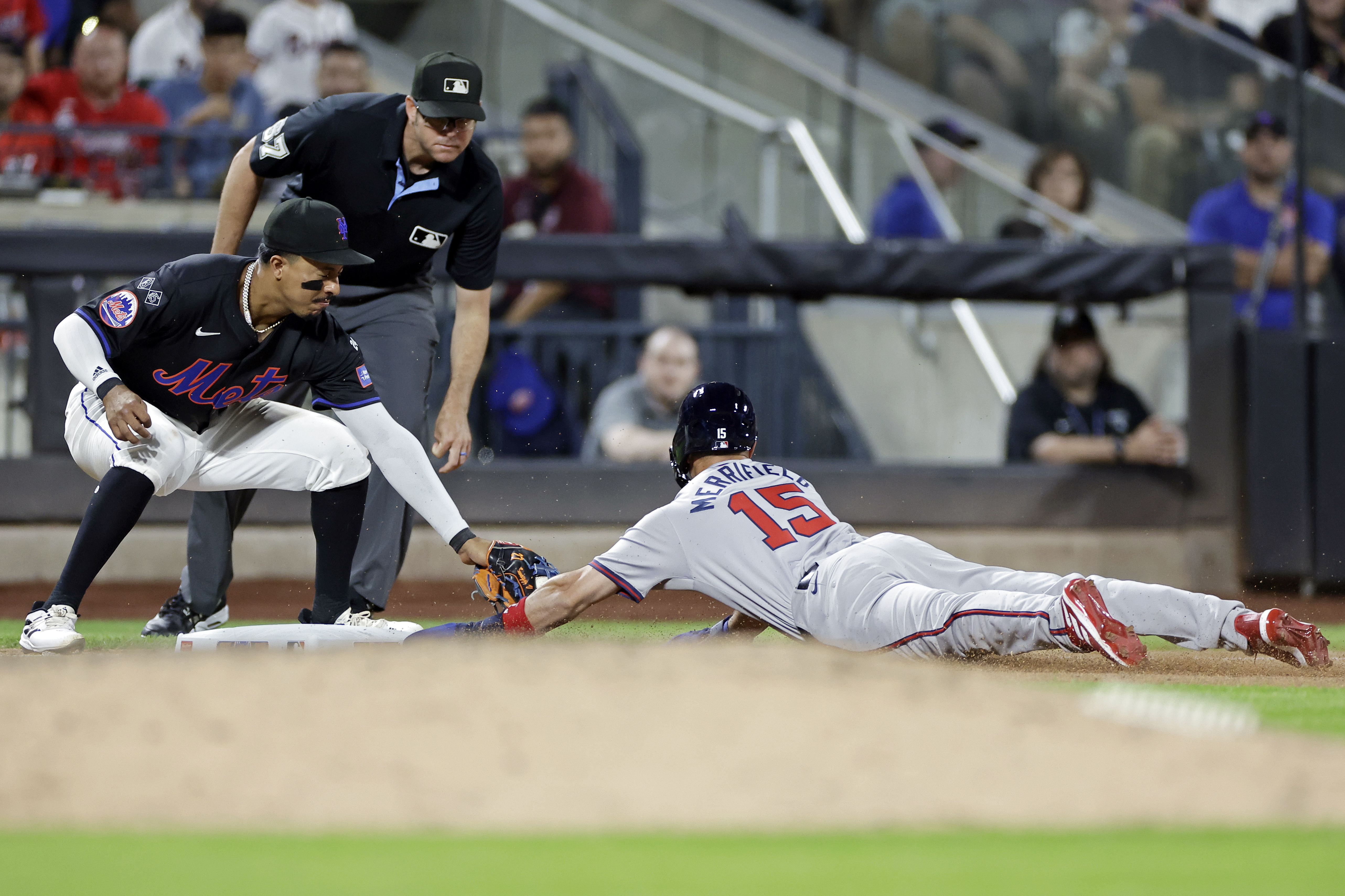 Mark Vientos intercepte Whit Merrifield lors de la victoire des Mets contre les Braves le 25 juillet 2024. 