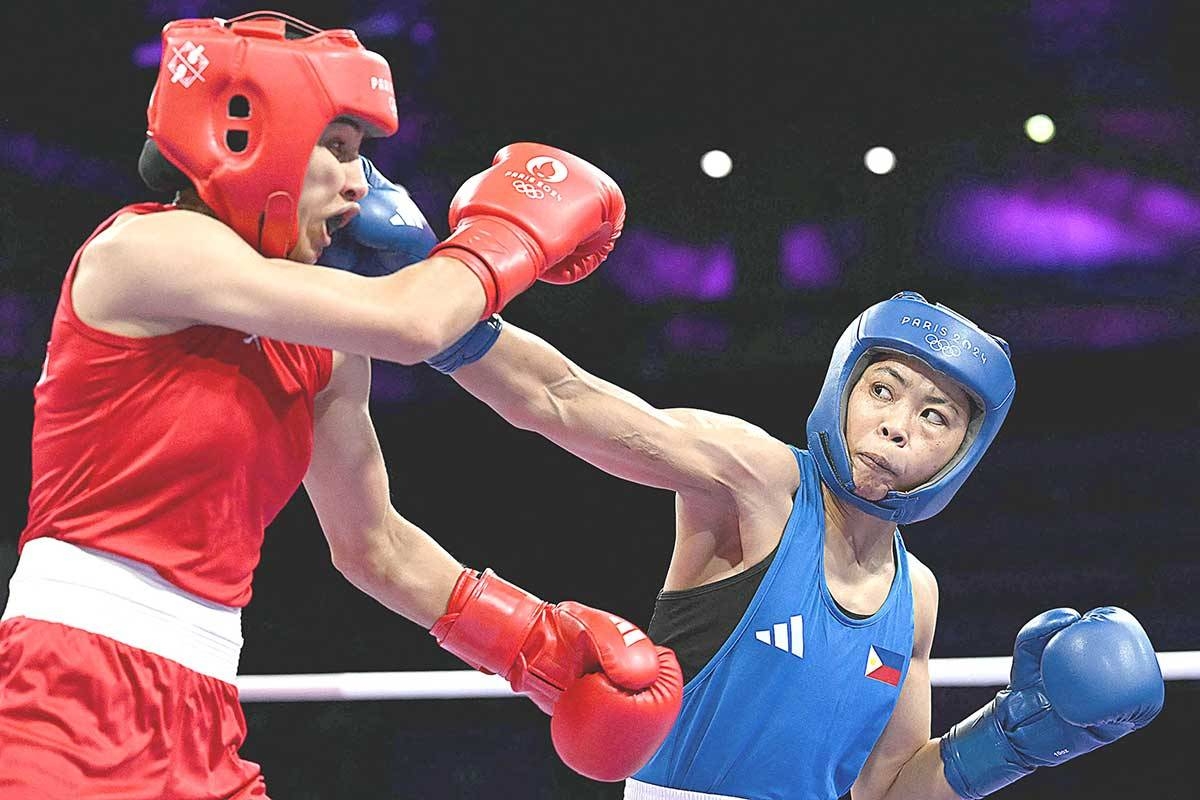 Aira Villegas (à droite) frappe Yasmine Mouttaki lors des éliminatoires des 50 kg féminins aux Jeux Olympiques de Paris 2024.