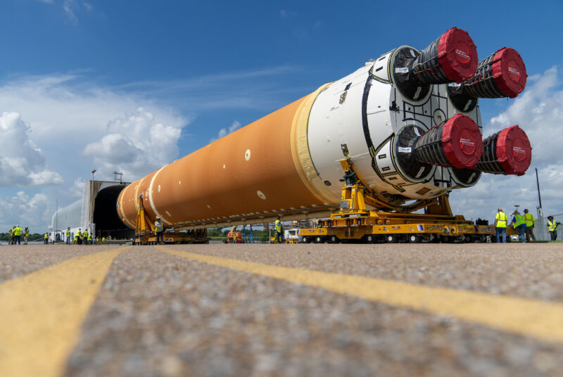 L'étage principal du deuxième fusée Space Launch System de la <a href=