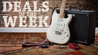 Guitare Stratocaster appuyée contre un amplificateur Boss Katana