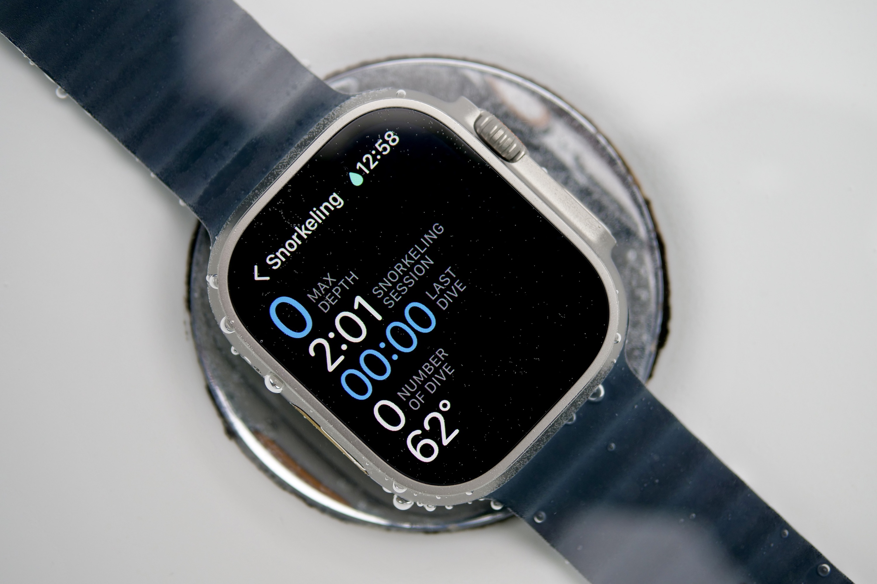 L'Apple Watch Ultra et l'application Oceanic+ sous l'eau.