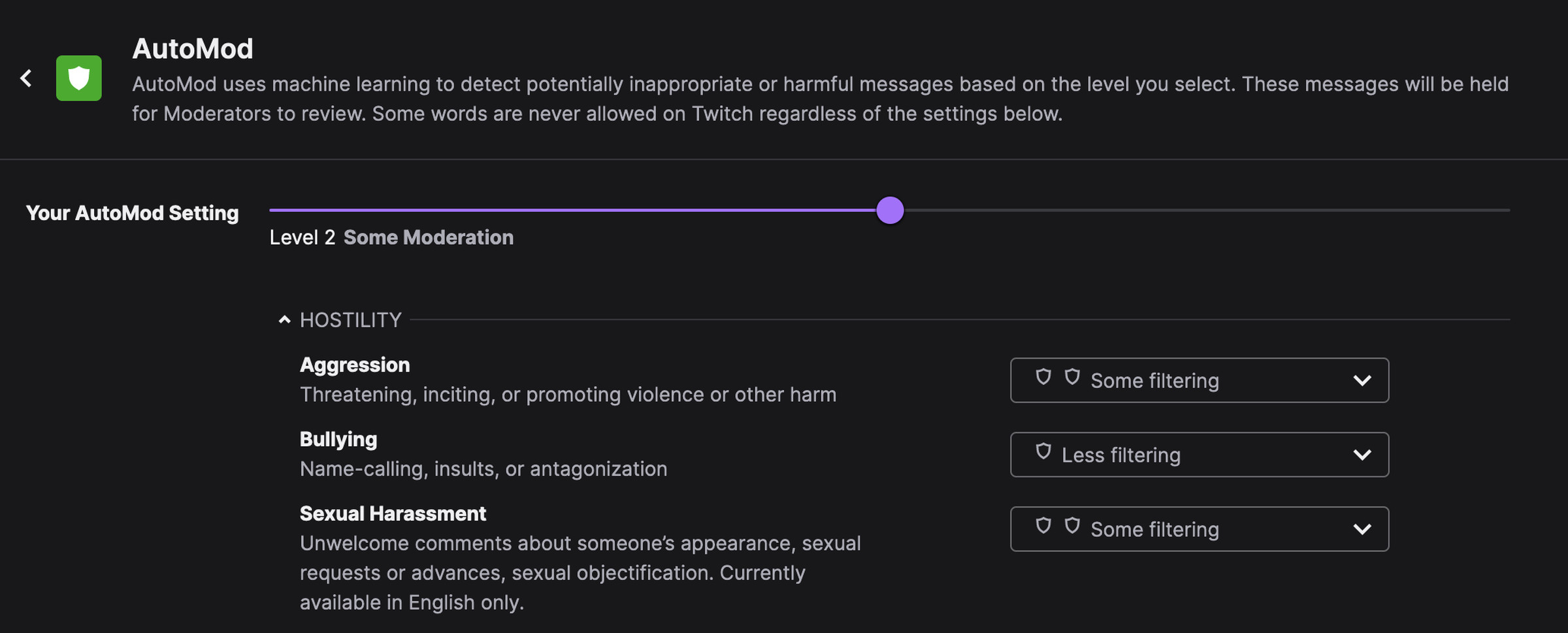 Capture d'écran de la fonctionnalité ​de modération AutoMod de Twitch montrant les ​catégories de​ filtrage disponibles.