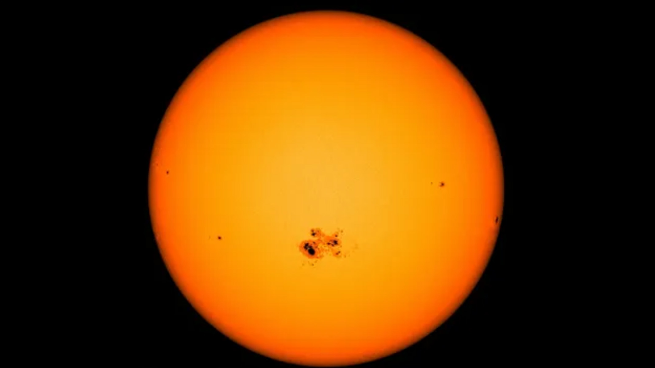 science Tache solaire — régions plus froides à la surface du soleil pouvant provoquer des perturbations éruptives, telles que des éruptions solaires et des éjections de masse coronale.