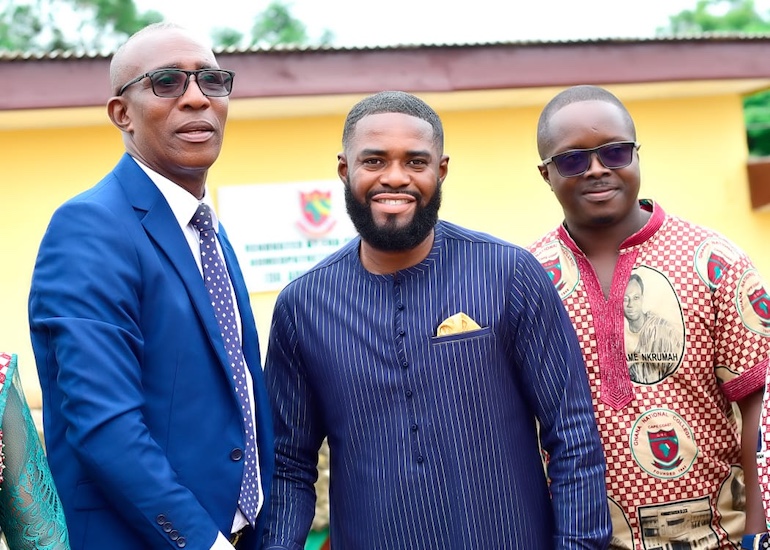 Dr Adu Boateng lors de la remise au Ghana National College