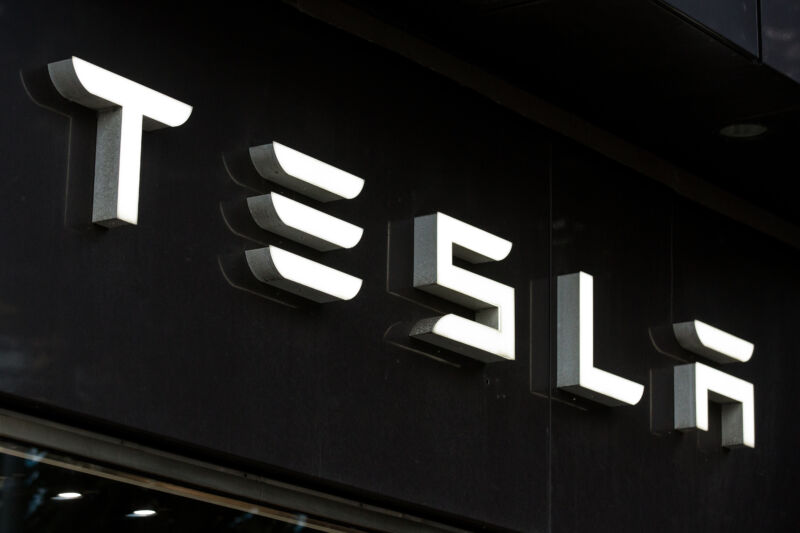 GÖTEBORG, SUÈDE - 2019/09/14 : Logo de Tesla, une entreprise américaine spécialisée dans la fabrication de voitures électriques, aperçu à Göteborg.