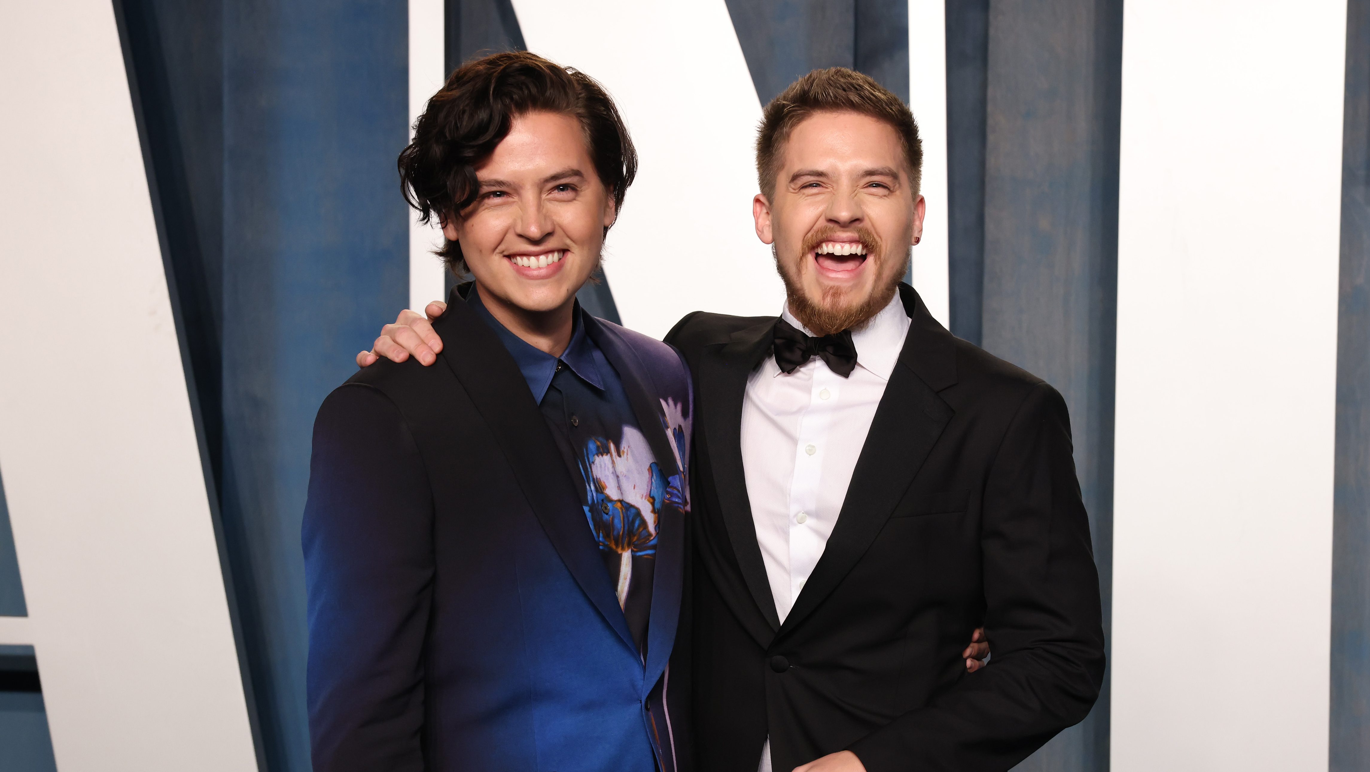 Cole Sprouse et Dylan Sprouse assistent à la soirée des Oscars Vanity Fair 2022