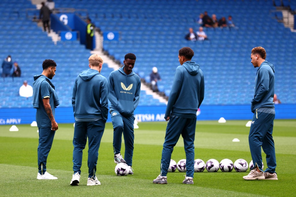 Tim Iroegbunam d'Aston Villa et ses coéquipiers inspectent le terrain avant le match de Premier League entre Brighton & Hove Albion et Aston Villa ...