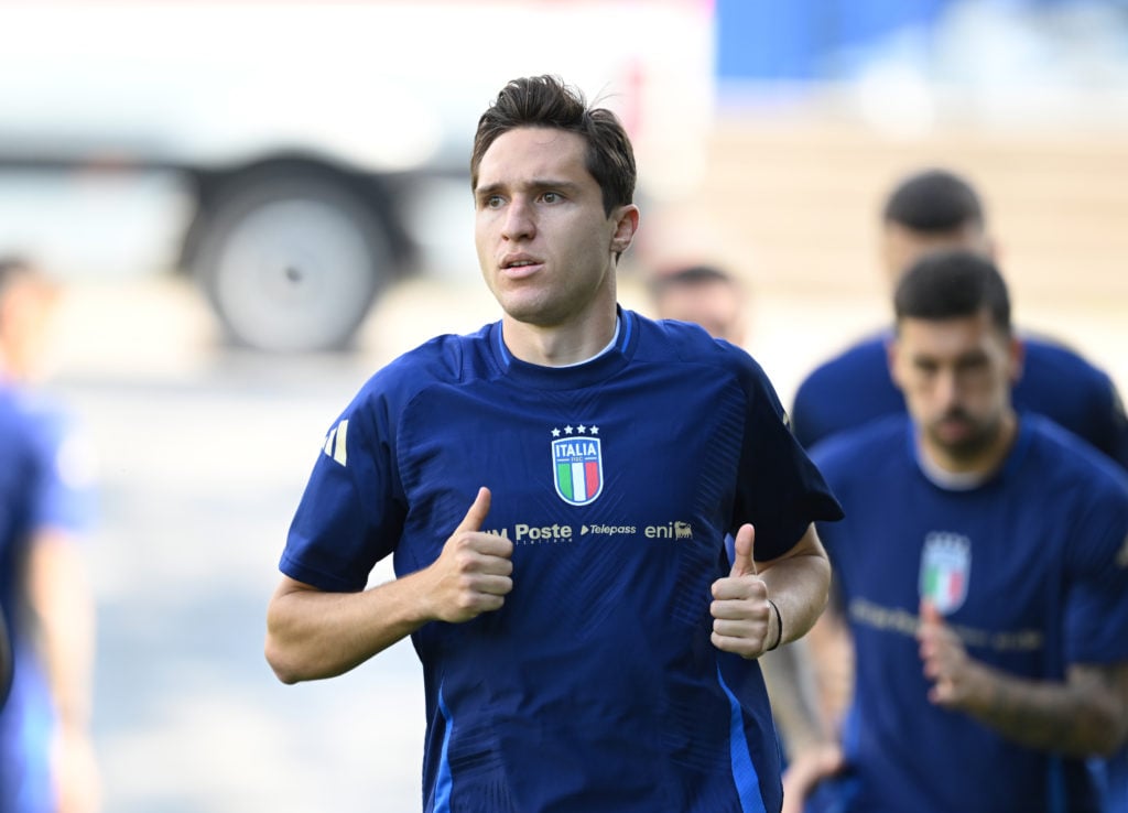 Federico Chiesa de l'Italie en action lors d'une séance d'entraînement à Hemberg-Stadion le 26 juin 2024 à Iserlohn, en Allemagne.