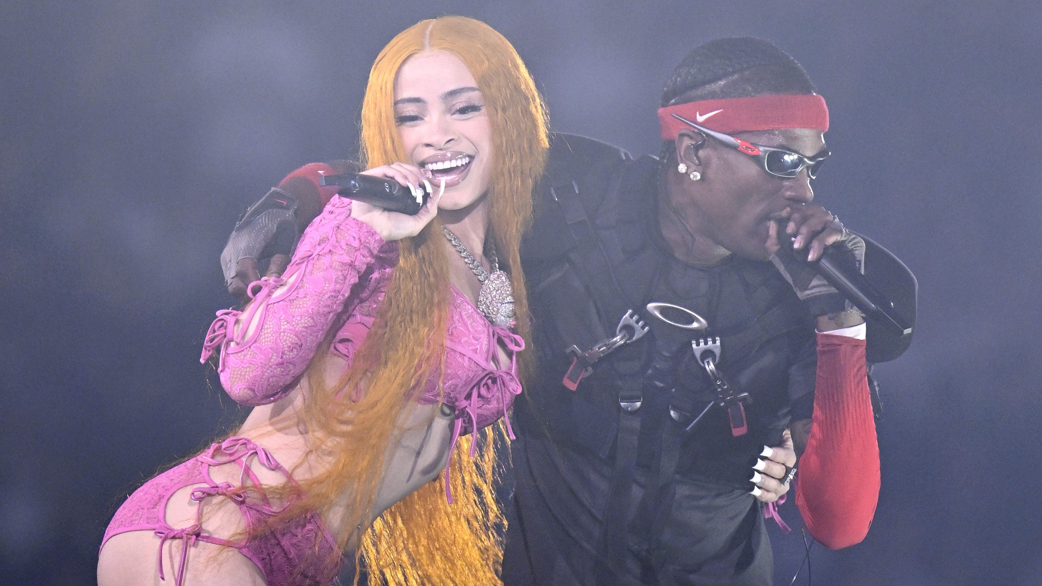 Ice Spice et Travis Scott en performance au Tottenham Hotspur Stadium.