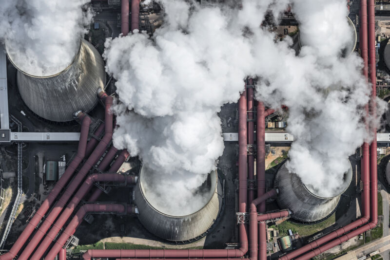 Tours de refroidissement émettant de la vapeur, vues d'en haut.