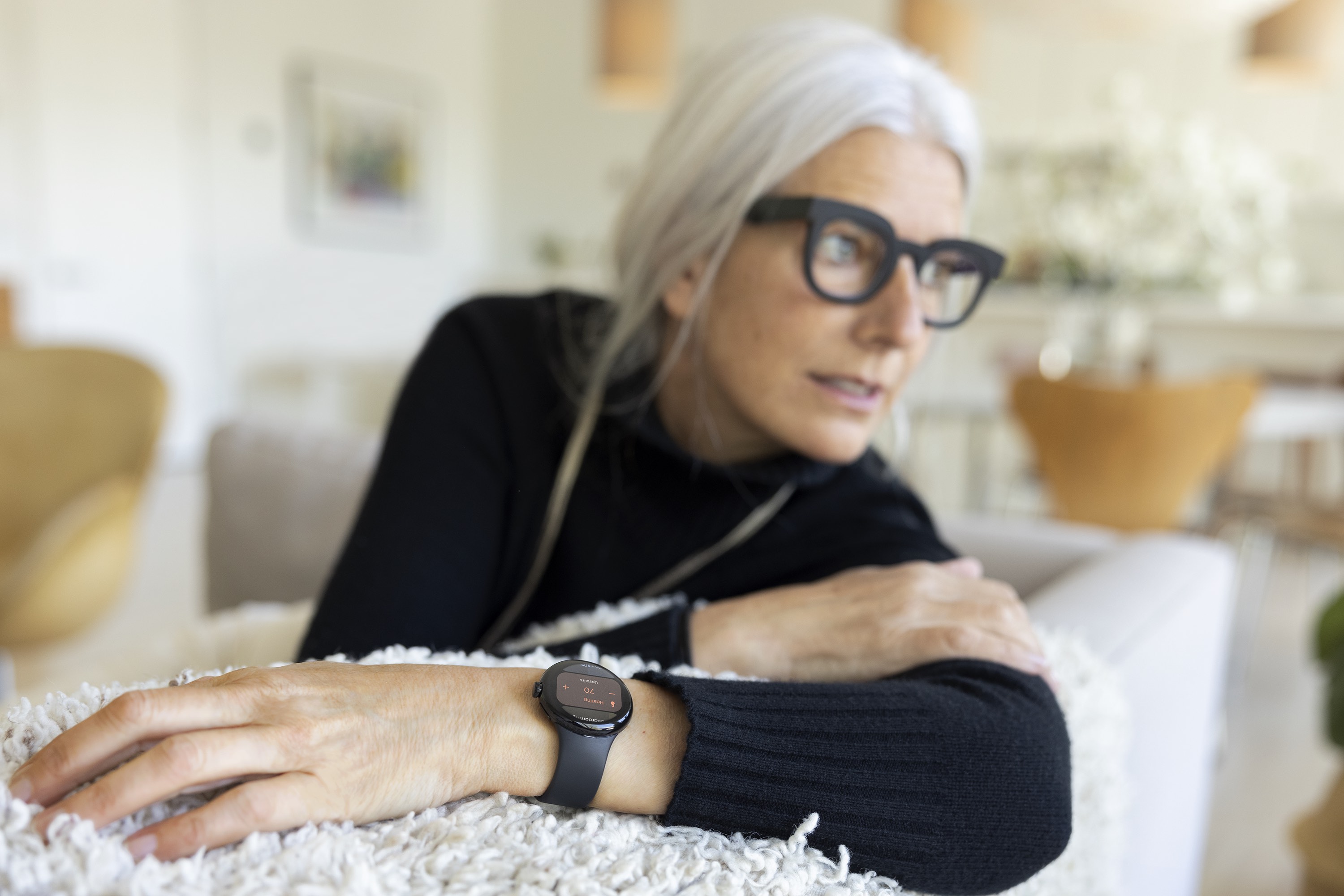 femme portant une montre Google Pixel