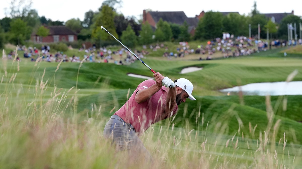 Jon Rahm en train de frapper