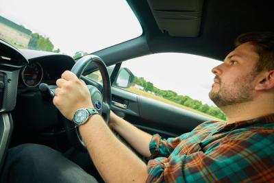 Conduite de la Subaru BRZ contrôlée par les mains de Mission Motorsport