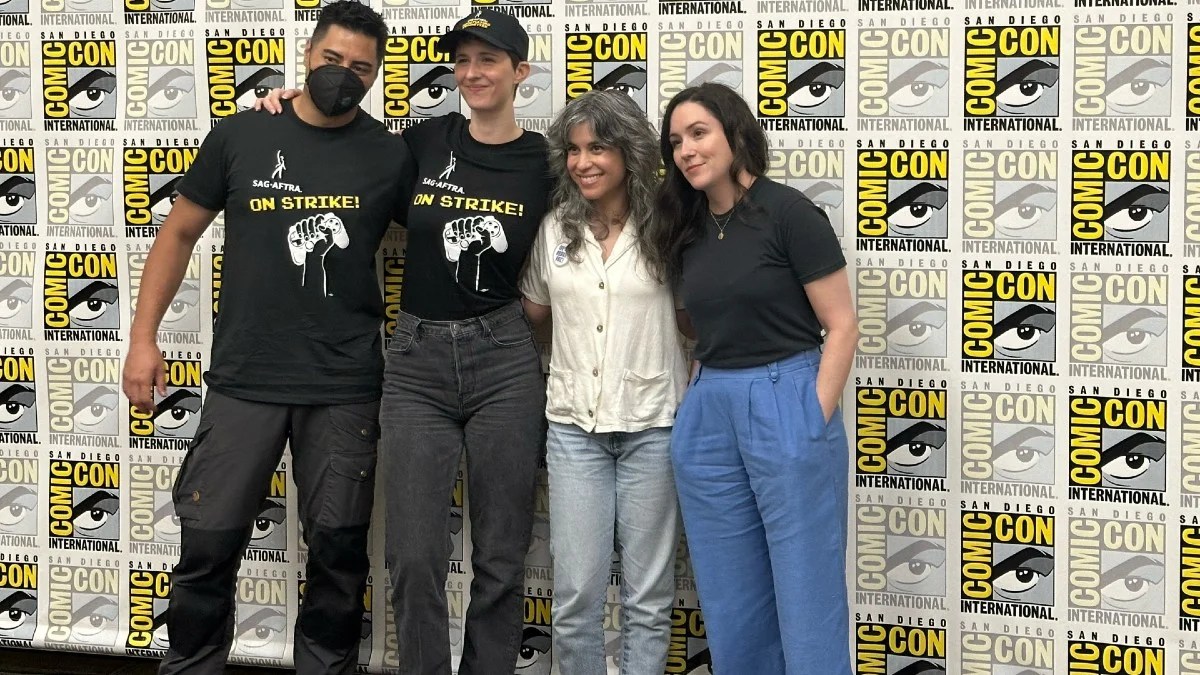 Noshir Dalal, Sarah Elmaleh, Ashly Burch et Shannon Woodward lors de la conférence de presse de SAG-AFTRA à Comic-Con concernant la grève des jeux vidéo