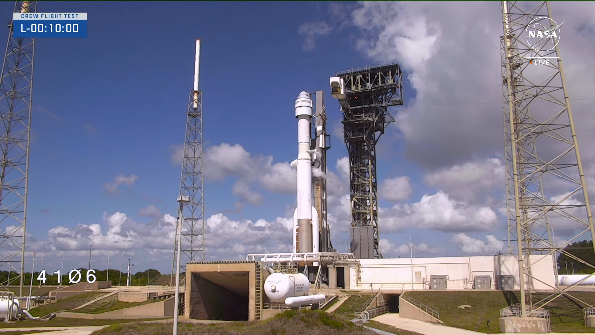 Un lanceur Atlas V avec la capsule Starliner de Boeing, le bras d'accès pour l'équipage étant retiré du lanceur le 5 juin 2024.