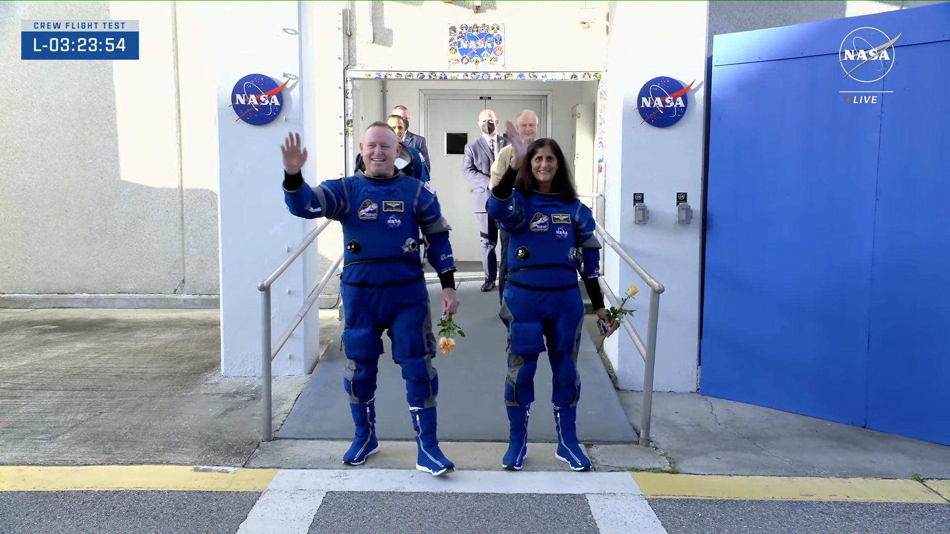 Les astronautes de la NASA Butch Wilmore et Sunita Williams se dirigent vers la rampe de lancement pour leur mission de vol d'essai habité Starliner le 5 juin 2024.