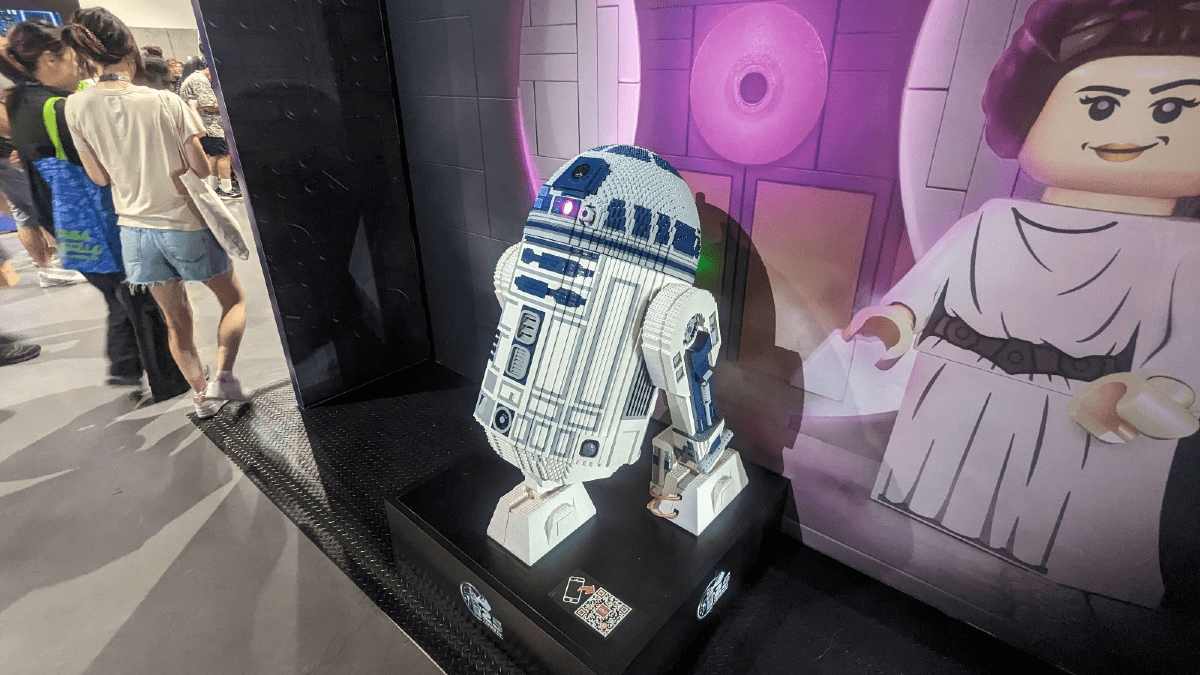 R2D2 taille réelle au stand Lego de la Comic-Con de San Diego