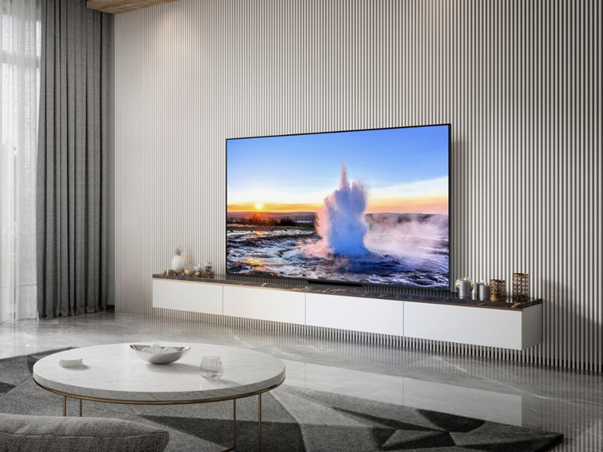 Le téléviseur Samsung QN800C QLED 8K sur un meuble dans un salon.