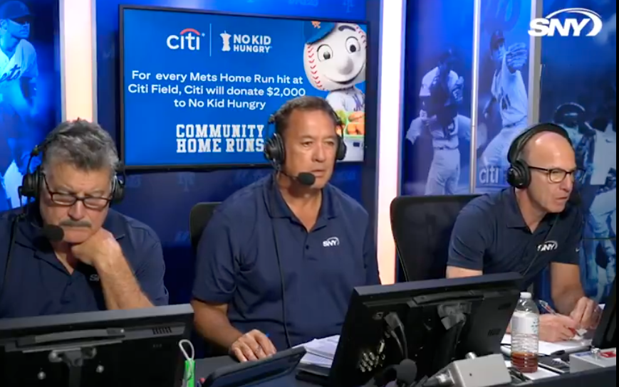 Gary Cohen (R.), Ron Darling (milieu) et Keith Hernandez (L.) réagissent lors de la victoire des Mets contre les Braves le 25 juillet 2024. 