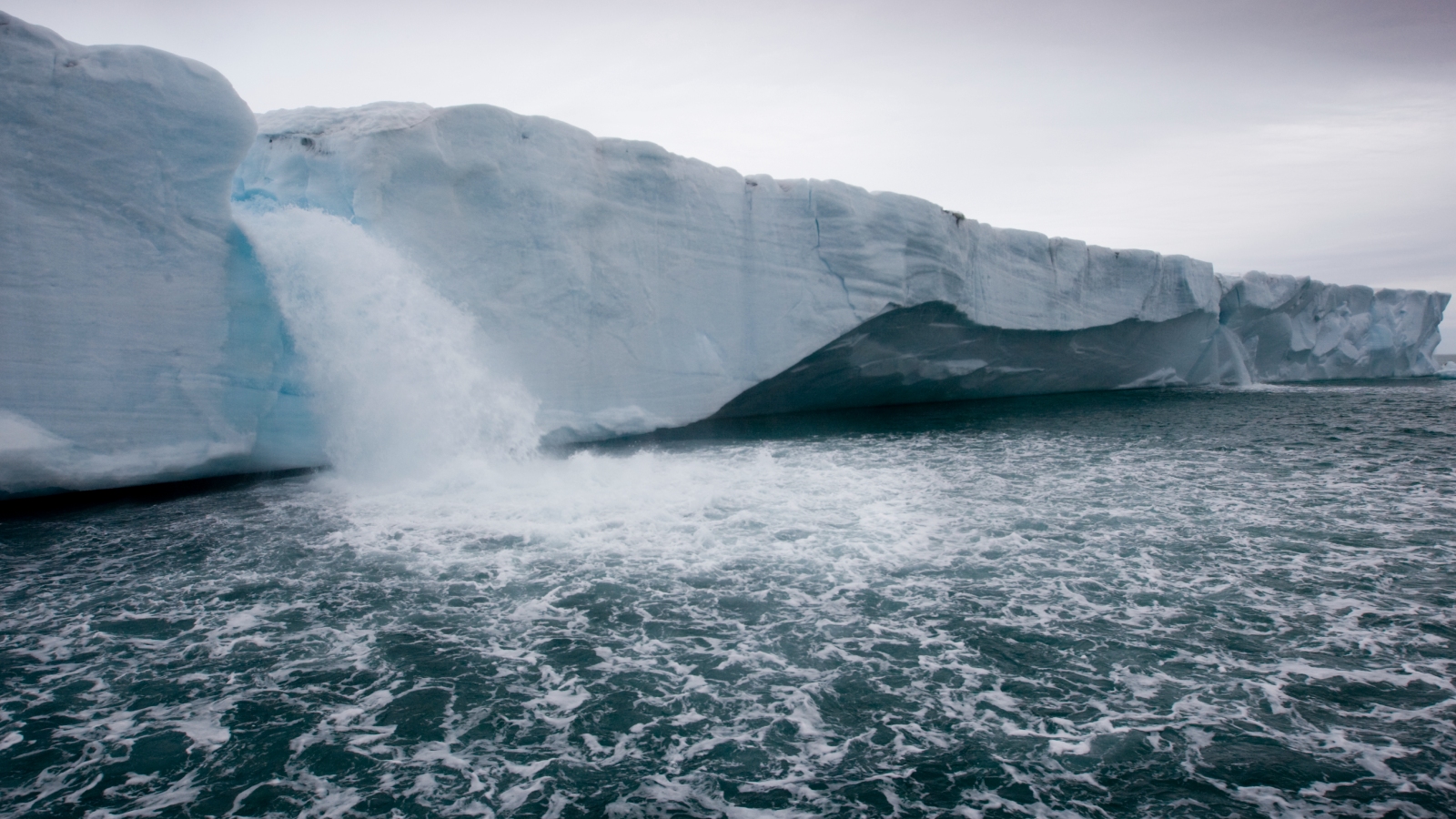 Une photo d'eau s'écoulant d'un glacier arctique en train de fondre