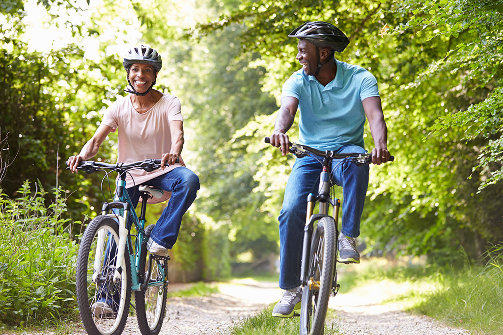 Couple plus âgé faisant du vélo sur un sentier