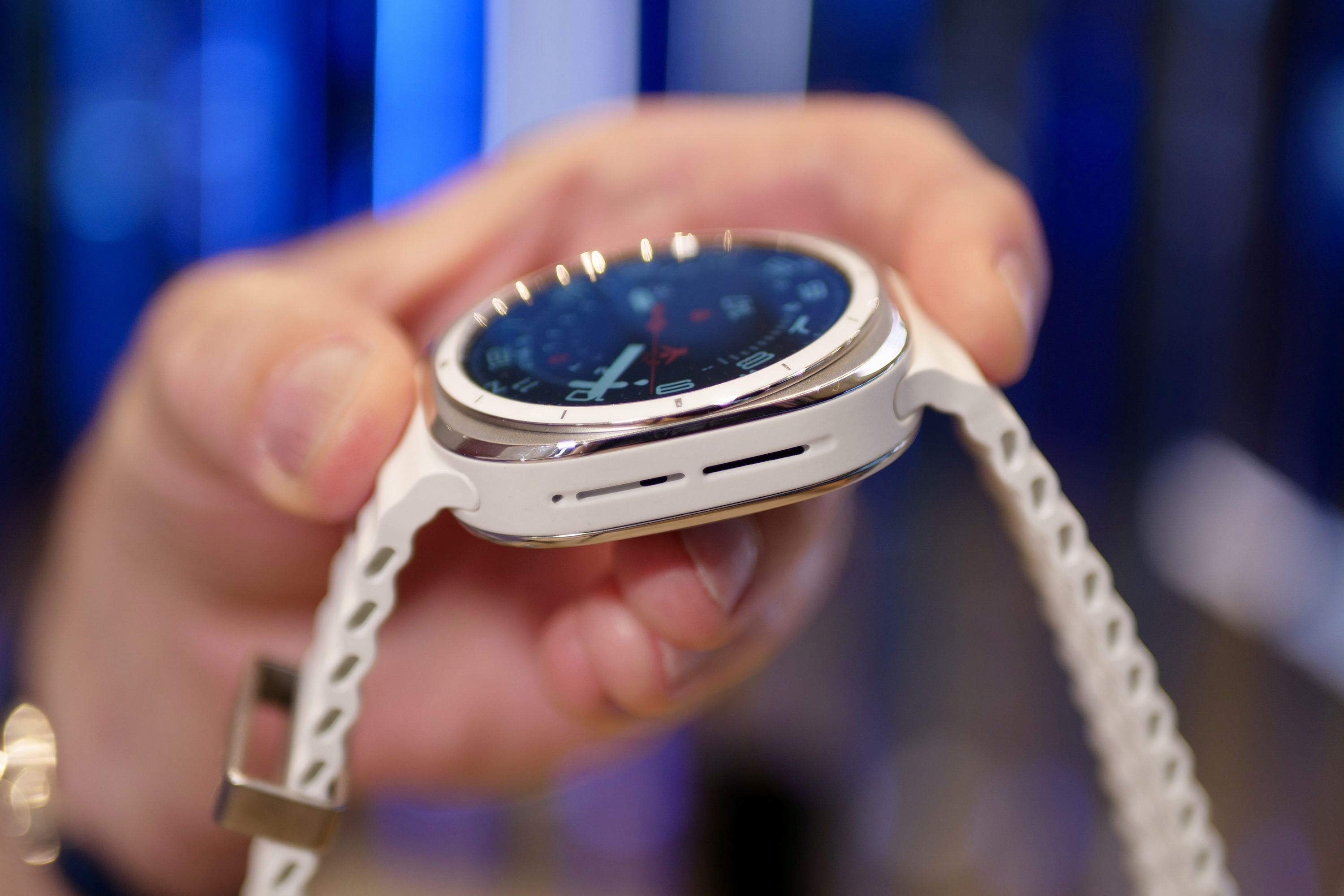 Côté de la Samsung Galaxy Watch Ultra.